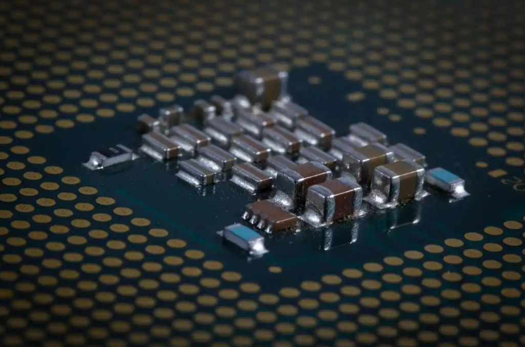 史诗级爆发！AI狂潮托举全球芯片，2026年直冲1万亿美元，一个时代正式到来